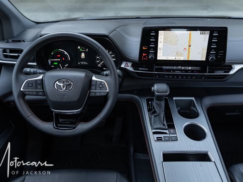 Used 2023 Toyota Sienna XSE image 18