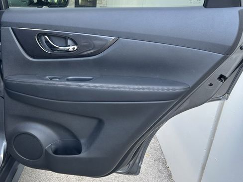 Used 2017 Nissan Rogue SV AWD/4WD image 16