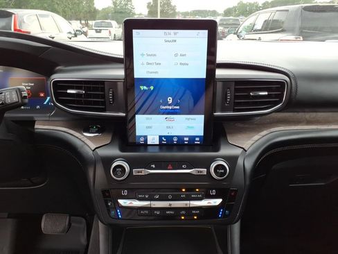 Used 2020 Ford Explorer Platinum w/ Premium Technology Package AWD/4WD image 13