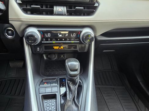 Used 2019 Toyota RAV4 XLE FWD image 14