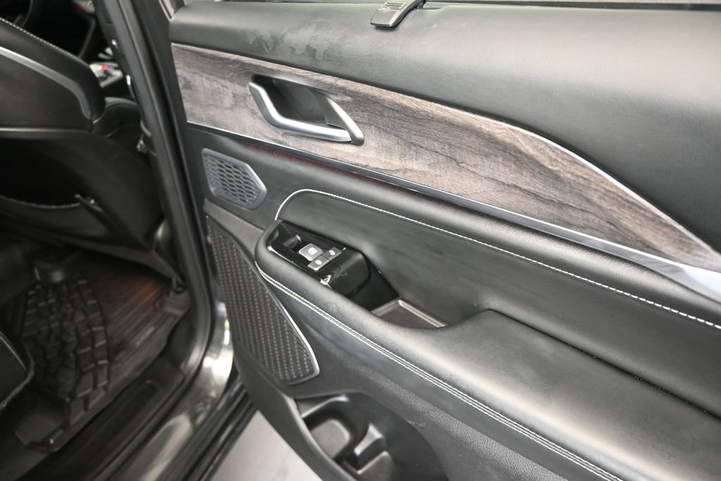 Used 2024 Jeep Grand Cherokee Overland w/ Luxury Tech Group IV AWD/4WD image 21