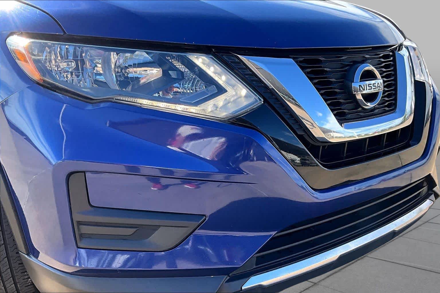 Used 2017 Nissan Rogue SV AWD/4WD image 14