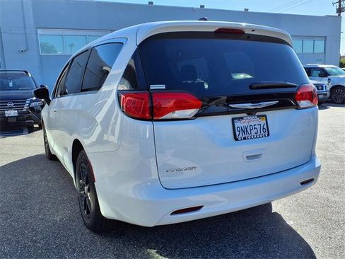Used 2022 Chrysler Voyager LX image 28