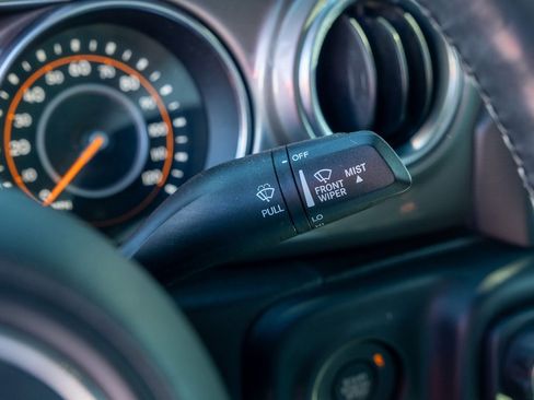 Used 2018 Jeep Wrangler Unlimited Sahara image 14