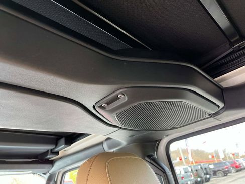 Used 2018 Jeep Wrangler Unlimited Sahara image 14