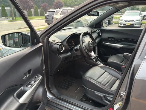 Used 2020 Nissan Kicks SR w/ SR Premium Package FWD image 23