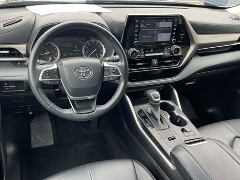 Used 2022 Toyota Highlander XLE FWD image 9