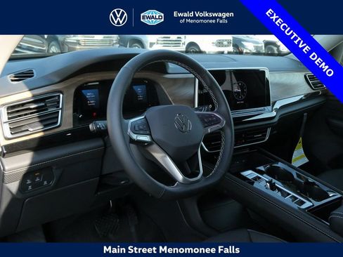 Certified 2025 Volkswagen Atlas SE image 32