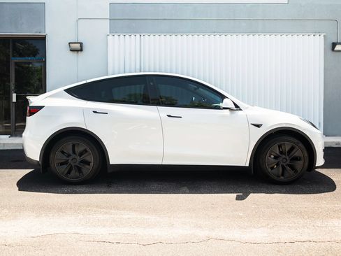 Used 2024 Tesla Model Y 2WD image 6