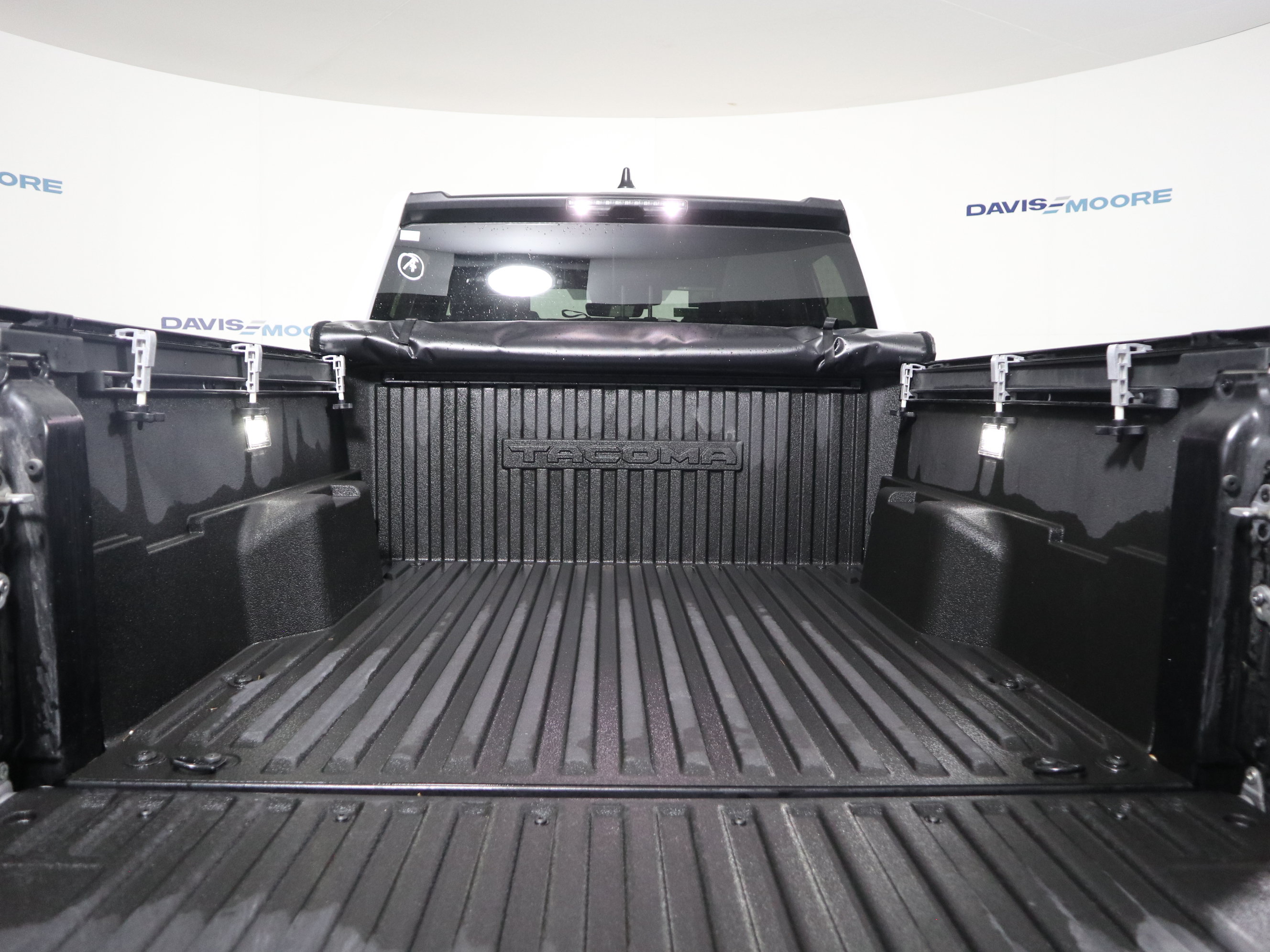 Used 2025 Toyota Tacoma SR5 AWD/4WD image 8