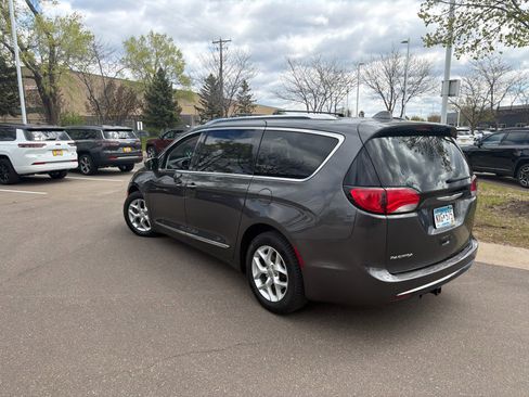 Used 2017 Chrysler Pacifica Touring-L Plus w/ Advanced Safetytec Group FWD image 7