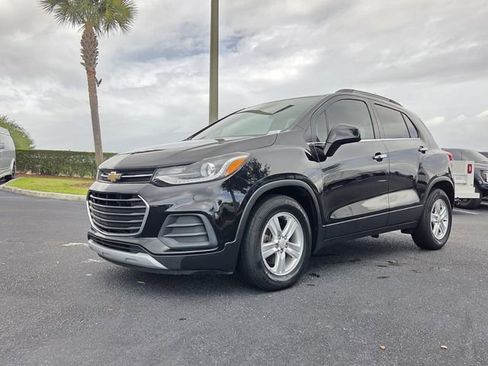Used 2020 Chevrolet Trax LT w/ Sun & Sound Package image 2
