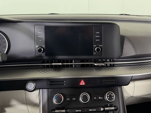 Used 2024 Kia Carnival LX image 13