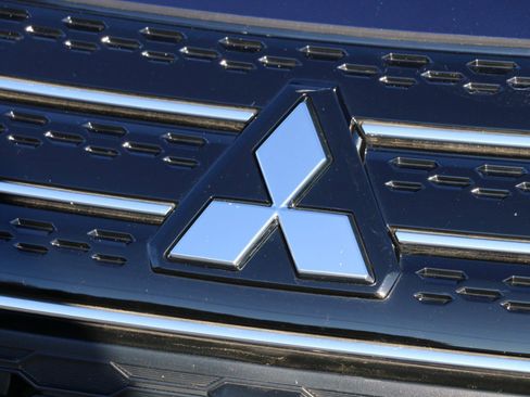 Used 2023 Mitsubishi Outlander SE image 12