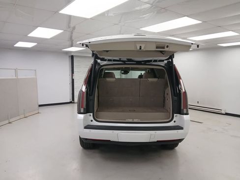 Used 2019 Cadillac Escalade Luxury image 7