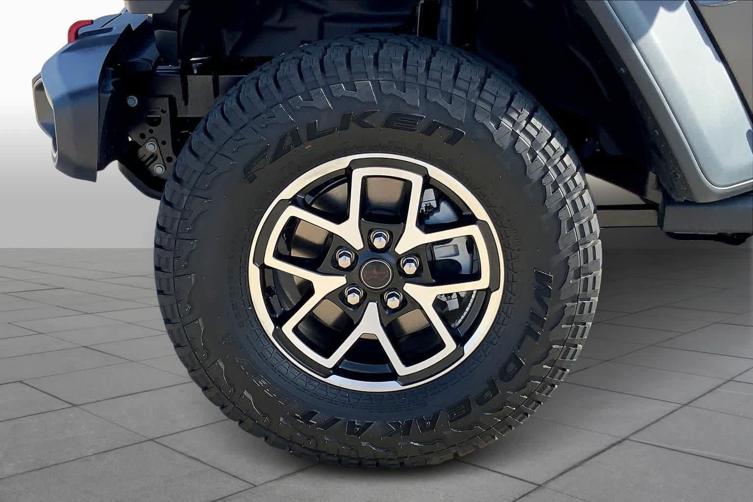 Used 2025 Jeep Gladiator Rubicon w/ Convenience Group AWD/4WD image 10