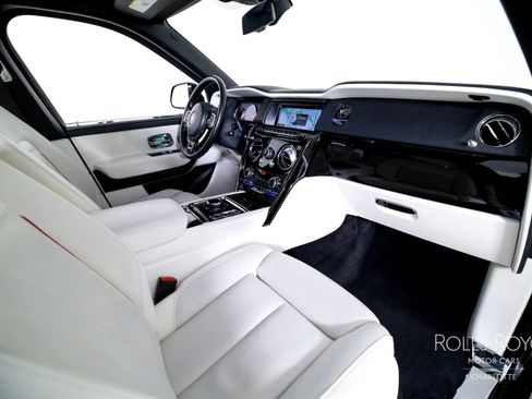 Used 2021 Rolls-Royce Cullinan Black Badge AWD/4WD image 37