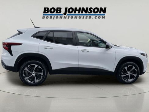Used 2024 Chevrolet Trax RS w/ Driver Confidence Package FWD image 2