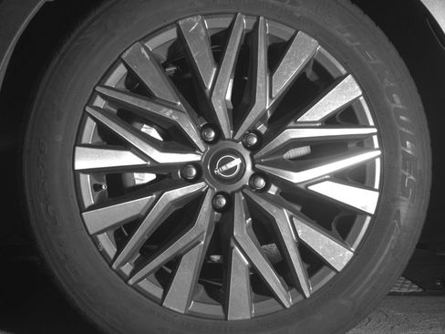 Used 2025 Nissan Altima 2.5 SV FWD image 12