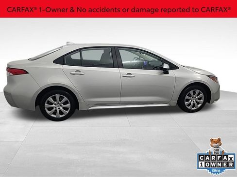 Used 2025 Toyota Corolla LE image 2