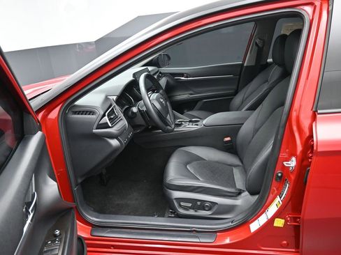 Used 2022 Toyota Camry XSE image 9