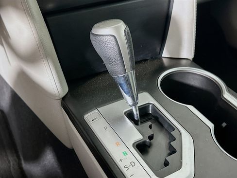 Used 2014 Toyota Camry FWD image 23