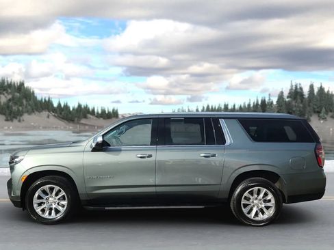 Used 2023 Chevrolet Suburban Premier image 3