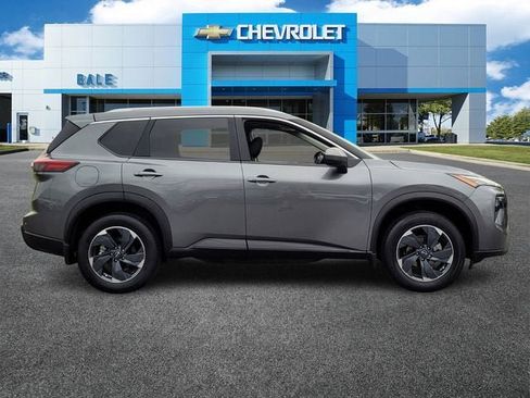 Used 2025 Nissan Rogue SV w/ SV Premium Package image 2