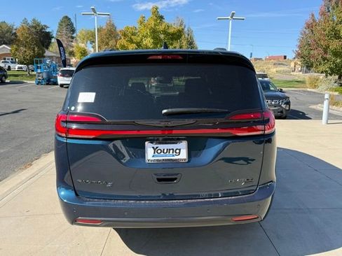 New 2025 Chrysler Pacifica Limited image 6