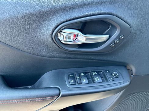 Used 2019 Jeep Cherokee Trailhawk image 22