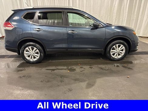 Used 2015 Nissan Rogue SV image 2