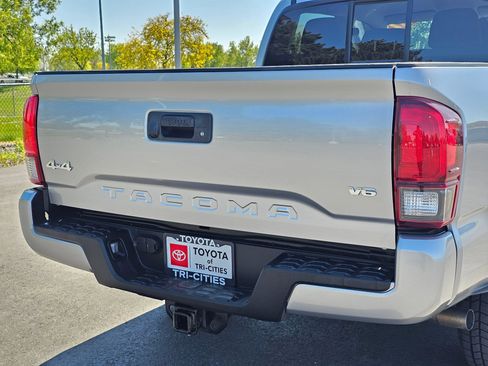 Used 2021 Toyota Tacoma SR AWD/4WD image 13