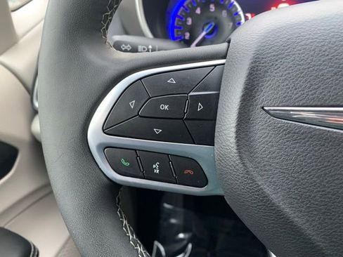 Used 2024 Chrysler Pacifica Touring-L image 21