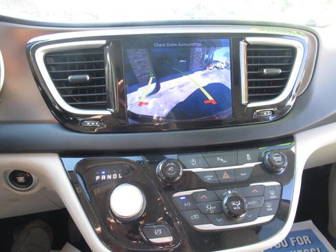 Used 2017 Chrysler Pacifica Touring-L image 30