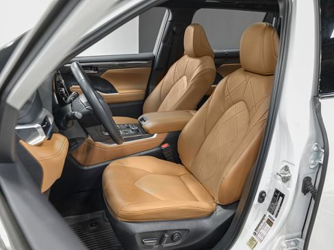 Used 2024 Toyota Highlander Platinum image 14