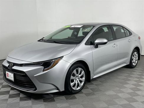 Certified 2025 Toyota Corolla LE image 3