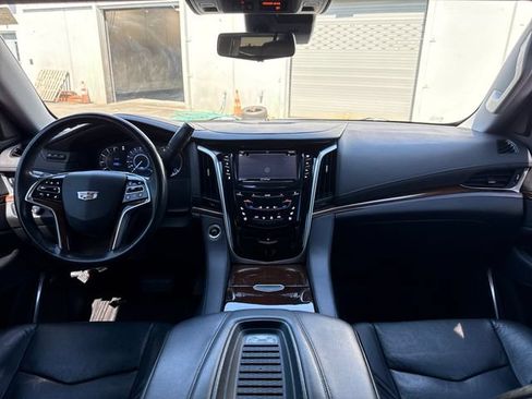 Used 2020 Cadillac Escalade Luxury RWD image 11