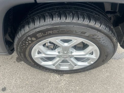 Used 2024 Jeep Compass Latitude AWD/4WD image 10