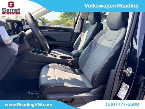 New 2025 Volkswagen Tiguan SE image 10