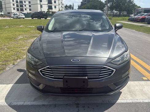 Used 2018 Ford Fusion SE w/ Fusion SE Technology Package FWD image 2