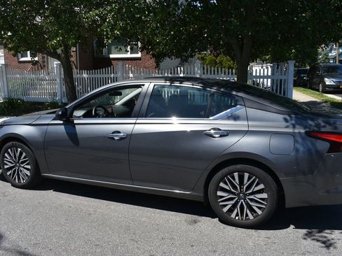 Used 2025 Nissan Altima 2.5 SV FWD image 8
