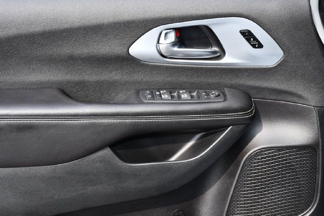 Used 2026 Chrysler Pacifica Limited FWD image 30