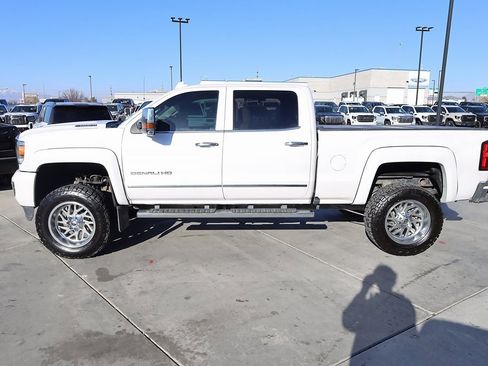Used 2018 GMC Sierra 2500 Denali image 3