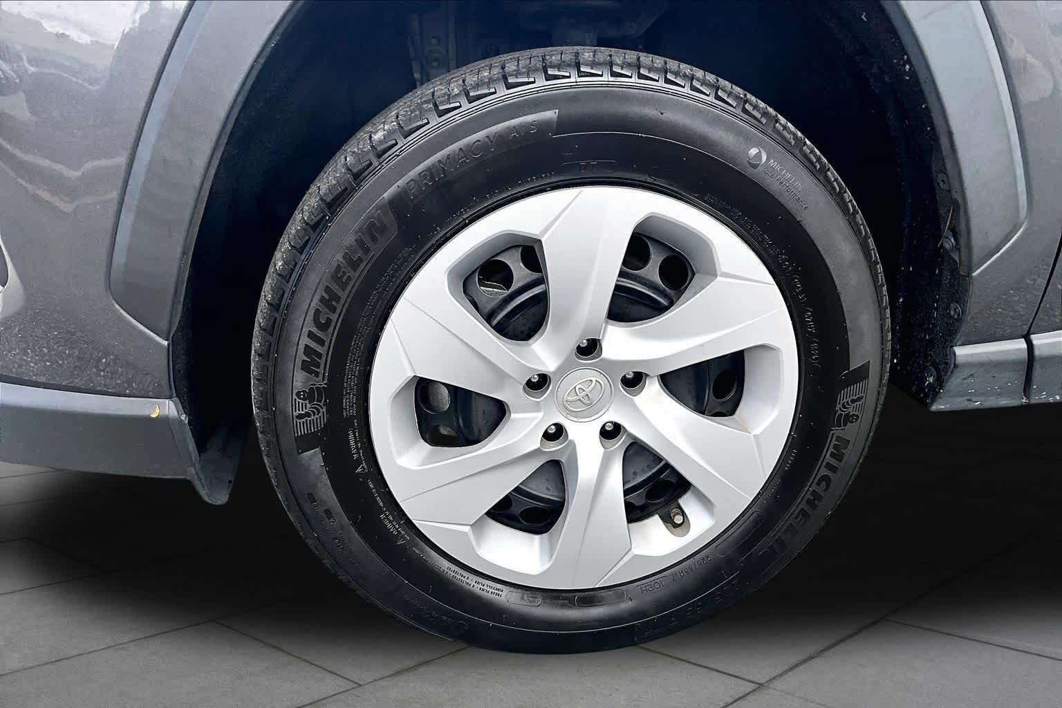 Used 2025 Toyota RAV4 LE AWD/4WD image 11