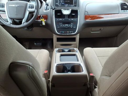Used 2014 Chrysler Town & Country Touring FWD image 14