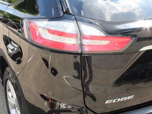 Used 2020 Ford Edge SE image 19