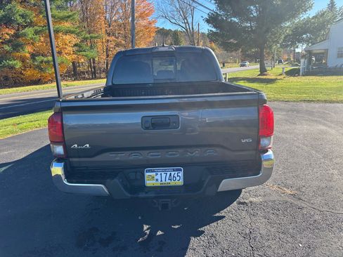 Used 2018 Toyota Tacoma TRD Off-Road image 6