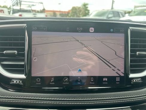 Used 2023 Chrysler Pacifica Limited FWD image 23