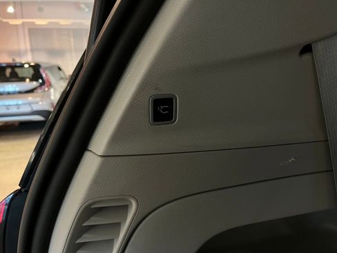 Used 2024 Chrysler Pacifica Touring-L image 23