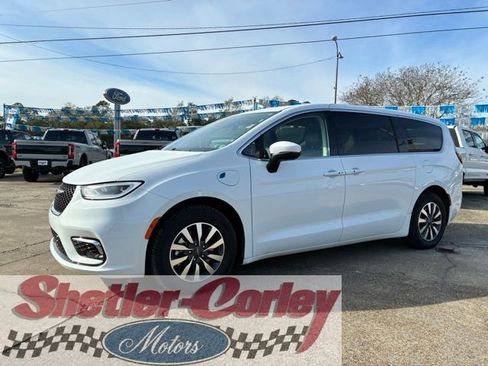 Used 2023 Chrysler Pacifica Touring-L image 1